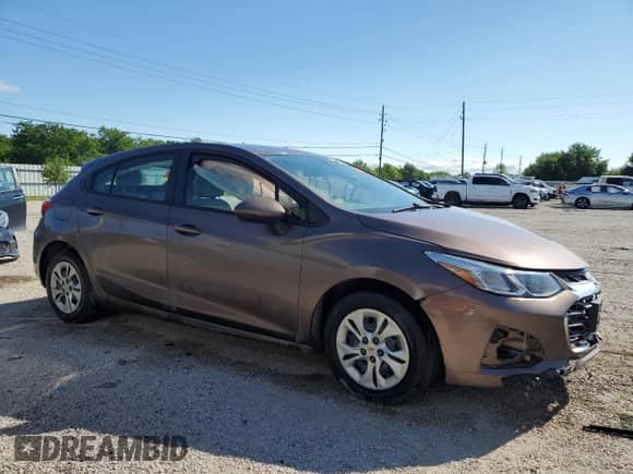 2019 Chevrolet Cruze LS с VIN 3G1BC6SM1KS610867, выставлен на аукционе Copart как лот 61959885 с пробегом Не указан миль и Чистый • Clean title. История ставок и продаж доступна на DreamBid. Изображение 4.