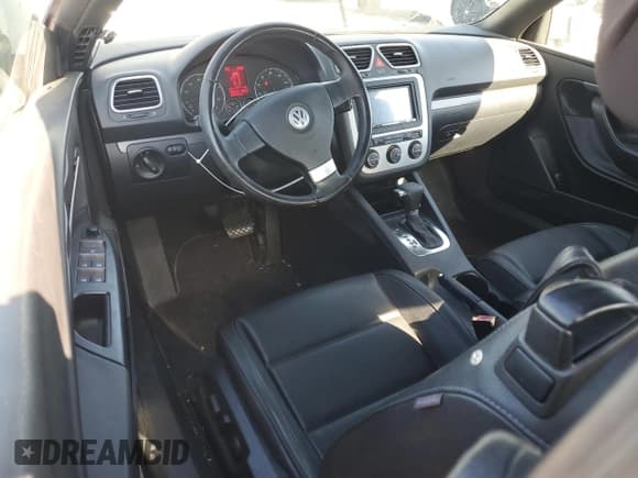 ✅ 2009 Volkswagen Eos Komfort • VIN: WVWBA71F19V015141 • Lot: 71274555. Wystawiony na Copart z przebiegiem 138 128 mil. Bezpłatny archiwum sprzedaży aukcyjnych z USA i szczegółowy raport historii pojazdu na DreamBid. Zdjęcie 8.