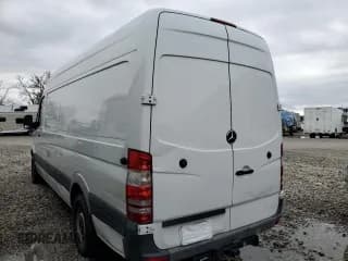 ✅ 2016 Mercedes-Benz Sprinter Cargo • VIN: WD3PE8DD9GP174527 • Lot: 90522235. Wystawiony na Copart z przebiegiem Nie podano. Bezpłatny archiwum sprzedaży aukcyjnych z USA i szczegółowy raport historii pojazdu na DreamBid. Zdjęcie 2.