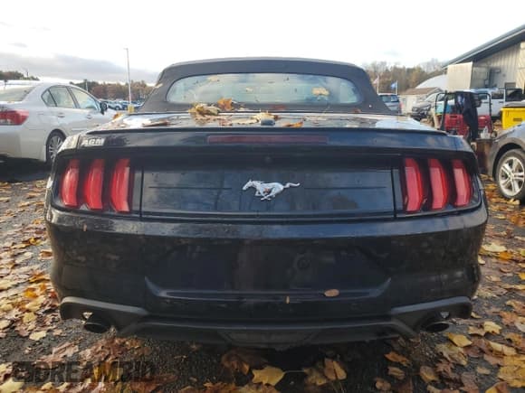 ✅ 2020 Ford Mustang EcoBoost Premium • VIN: 1FATP8UH0L5112172 • Lot: 87468315. Wystawiony na Copart z przebiegiem 60 036 mil. Bezpłatny archiwum sprzedaży aukcyjnych z USA i szczegółowy raport historii pojazdu na DreamBid. Zdjęcie 6.