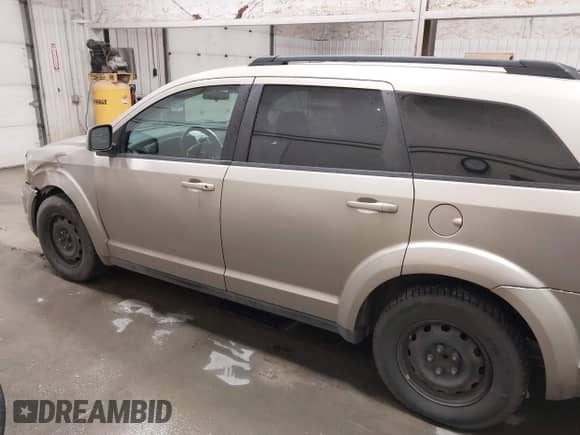 2009 Dodge Journey SE z VIN 3D4GG47B99T561583, wystawiony jako IAAI lot #43402002 z przebiegiem 137 189 mil mil oraz . Historia ofert i sprzedaży dostępna na DreamBid. Obrazek 14.