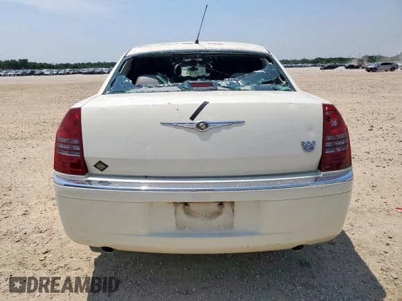 ✅ 2006 Chrysler 300 C • VIN: 2C3KA63H66H112904 • Lot: 56350555. Wystawiony na Copart z przebiegiem 100 530 mil. Bezpłatny archiwum sprzedaży aukcyjnych z USA i szczegółowy raport historii pojazdu na DreamBid. Zdjęcie 6.