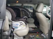 ✅ 2015 Toyota Sienna LE • VIN: 5TDKK3DC8FS590169 • Lot: 67040995. Wystawiony na Copart z przebiegiem 132 519 mil. Bezpłatny archiwum sprzedaży aukcyjnych z USA i szczegółowy raport historii pojazdu na DreamBid. Zdjęcie 11.