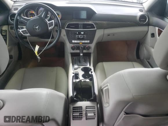 ✅ 2013 Mercedes-Benz C 250 Sport • VIN: WDDGF4HB4DG104052 • Lot: 85407905. Wystawiony na Copart z przebiegiem 133 077 mil. Bezpłatny archiwum sprzedaży aukcyjnych z USA i szczegółowy raport historii pojazdu na DreamBid. Zdjęcie 8.