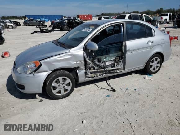 2007 Hyundai Accent GL z VIN KMHCN45C77U073194, wystawiony jako Copart lot #42955445 z przebiegiem 248 364 mil mil oraz Nie do naprawy • Non repairable. Historia ofert i sprzedaży dostępna na DreamBid. Obrazek 1.