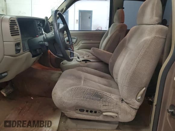 ✅ 1996 Chevrolet Silverado 1500 • VIN: 2GCEK19R4T1172032 • Лот: 92387615. Опубликован ранее на Copart с пробегом 313 856 миль. Бесплатный доступ к архиву аукционных продаж из США и подробный отчёт об истории автомобиля на DreamBid. Изображение 7.