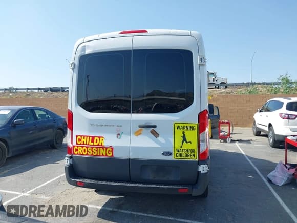 ✅ 2015 Ford Transit Cargo • VIN: 1FTNE1CM8FKB16085 • Lot: 42438768. Wystawiony na IAAI z przebiegiem Nie podano. Bezpłatny archiwum sprzedaży aukcyjnych z USA i szczegółowy raport historii pojazdu na DreamBid. Zdjęcie 17.