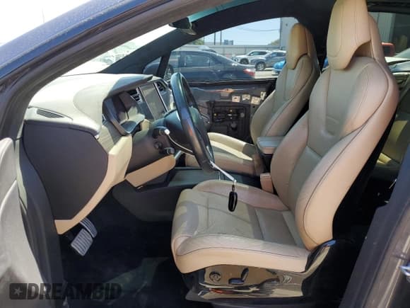 ✅ 2016 Tesla Model X P90D • VIN: 5YJXCBE43GF000907 • Lot: 52692295. Wystawiony na Copart z przebiegiem 94 606 mil. Bezpłatny archiwum sprzedaży aukcyjnych z USA i szczegółowy raport historii pojazdu na DreamBid. Zdjęcie 7.