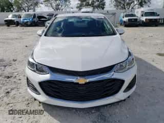 ✅ 2019 Chevrolet Cruze LS • VIN: 1G1BC5SM1K7150845 • Lot: 73210112. Wystawiony na Copart z przebiegiem 10 310 mil mil. Skorzystaj z bezpłatnego archiwum sprzedaży aukcyjnych z USA i zobacz szczegółowy raport historii pojazdu na DreamBid. Zdjęcie 5.