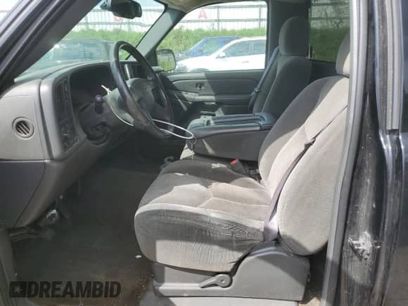 2004 Chevrolet Silverado 1500 Work Truck z VIN 1GCEK14V64Z133889, wystawiony jako Copart lot #67903994 z przebiegiem 118 023 mil mil oraz Czysty tytuł • Clean title. Historia ofert i sprzedaży dostępna na DreamBid. Obrazek 7.