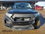 ✅ 2021 Ford Explorer • VIN: 1FMSK7BH2MGA22492 • Lot: 44423345. Wystawiony na Copart z przebiegiem 83 402 mil. Bezpłatny archiwum sprzedaży aukcyjnych z USA i szczegółowy raport historii pojazdu na DreamBid. Zdjęcie 5.