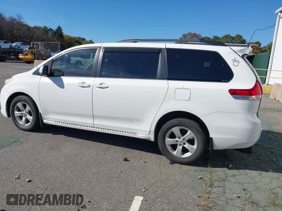 ✅ 2013 Toyota Sienna LE AAS • VIN: 5TDKK3DCXDS328568 • Лот: 43501693. Опубликован ранее на IAAI с пробегом 428 589 миль. Бесплатный доступ к архиву аукционных продаж из США и подробный отчёт об истории автомобиля на DreamBid. Изображение 14.