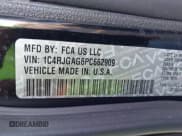 ✅ 2023 Jeep Grand Cherokee Altitude • VIN: 1C4RJGAG6PC662909 • Lot: 42916213. Wystawiony na IAAI z przebiegiem 24 008 mil. Bezpłatny archiwum sprzedaży aukcyjnych z USA i szczegółowy raport historii pojazdu na DreamBid. Zdjęcie 9.