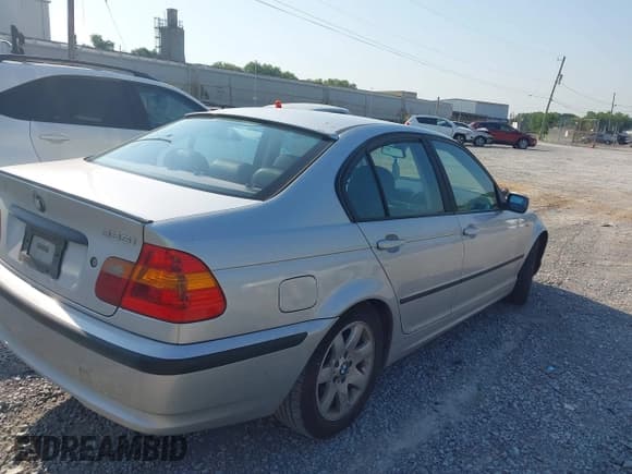 ✅ 2004 BMW 3 Series 325i • VIN: WBAET37484NJ95147 • Lot: 42582889. Listed on IAAI with 246,354 mi. Free auction sales archive from the USA and detailed vehicle history report at DreamBid. Image 4.