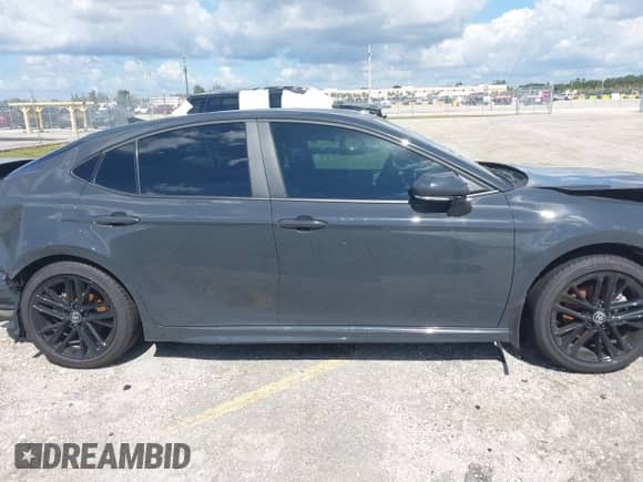 2025 Toyota Camry LE z VIN 4T1DAACK2SU117877, wystawiony jako IAAI lot #42668305 z przebiegiem 9 001 mil mil oraz . Historia ofert i sprzedaży dostępna na DreamBid. Obrazek 13.