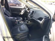 ✅ 2017 Jeep Cherokee Trailhawk L Plus • VIN: 1C4PJMBS3HD227978 • Lot: 42242791. Wystawiony na IAAI z przebiegiem 76 982 mil. Bezpłatny archiwum sprzedaży aukcyjnych z USA i szczegółowy raport historii pojazdu na DreamBid. Zdjęcie 5.