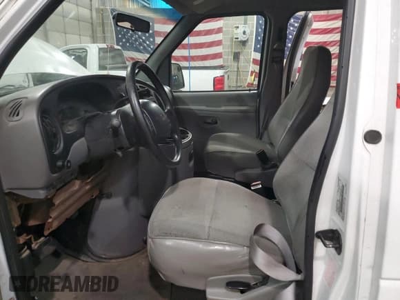 ✅ 1999 Ford Econoline Passenger XL • VIN: 1FBSS31L6XHA03014 • Lot: 88912295. Wystawiony na Copart z przebiegiem 107 472 mil. Bezpłatny archiwum sprzedaży aukcyjnych z USA i szczegółowy raport historii pojazdu na DreamBid. Zdjęcie 7.