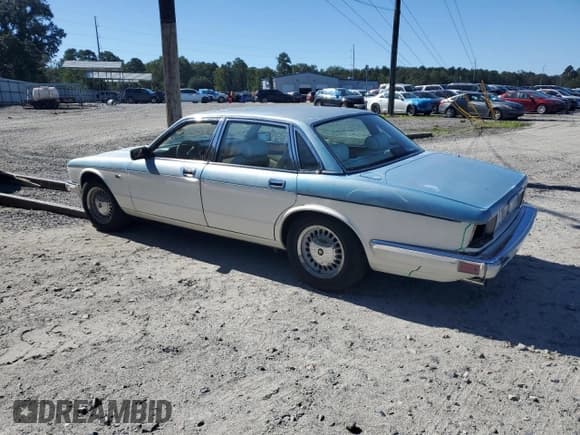 ✅ 1988 Jaguar XJ • VIN: SAJKV1648JC536061 • Lot: 75430264. Wystawiony na Copart z przebiegiem Nie podano. Bezpłatny archiwum sprzedaży aukcyjnych z USA i szczegółowy raport historii pojazdu na DreamBid. Zdjęcie 2.