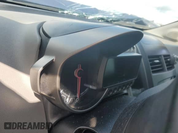 2012 Chevrolet Sonic LTZ z VIN 1G1JE5SB4C4213587, wystawiony jako Copart lot #63077975 z przebiegiem Nie podano mil oraz Szkoda całkowita • Salvage title. Historia ofert i sprzedaży dostępna na DreamBid. Obrazek 9.