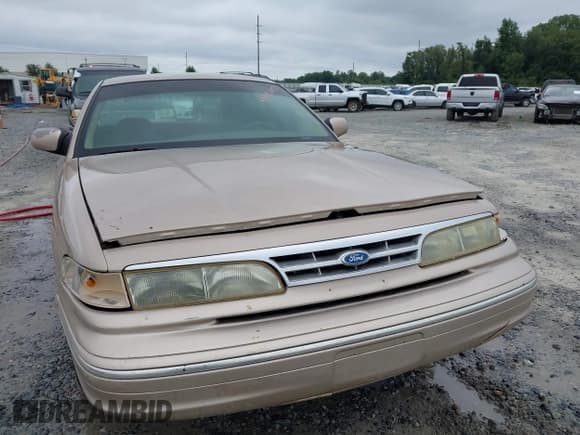 ✅ 1997 Ford Crown Victoria LX • VIN: 2FALP74WXVX141057 • Lot: 42945107. Wystawiony na IAAI z przebiegiem 182 749 mil. Bezpłatny archiwum sprzedaży aukcyjnych z USA i szczegółowy raport historii pojazdu na DreamBid. Zdjęcie 6.