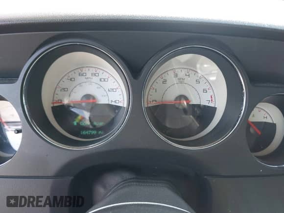 2014 Dodge Challenger SXT 100th Anniversary z VIN 2C3CDYAG1EH289991, wystawiony jako IAAI lot #42419468 z przebiegiem 164 799 mil mil oraz . Historia ofert i sprzedaży dostępna na DreamBid. Obrazek 7.