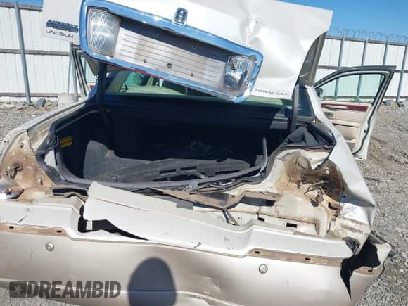 ✅ 2005 Lincoln Town Car Signature Limited • VIN: 1LNHM82W15Y636566 • Lot: 43601805. Listed on IAAI with 196,698 mi. Free auction sales archive from the USA and detailed vehicle history report at DreamBid. Image 6.