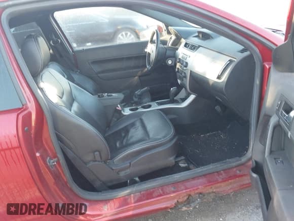 ✅ 2009 Ford Focus SES • VIN: 1FAHP33N89W161736 • Lot: 43467625. Wystawiony na IAAI z przebiegiem 117 051 mil. Bezpłatny archiwum sprzedaży aukcyjnych z USA i szczegółowy raport historii pojazdu na DreamBid. Zdjęcie 5.