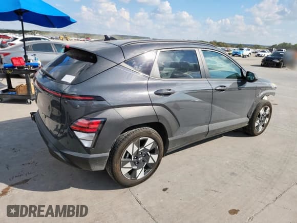 ✅ 2024 Hyundai Kona SEL • VIN: KM8HB3AB7RU122404 • Лот: 82277275. Опубликован ранее на Copart с пробегом 12 869 миль. Бесплатный доступ к архиву аукционных продаж из США и подробный отчёт об истории автомобиля на DreamBid. Изображение 3.