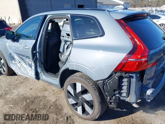 ✅ 2024 Volvo XC60 Plus Dark Theme • VIN: YV4H60DL0R1918759 • Lot: 41495835. Listed on IAAI with 3,277 mi. Free auction sales archive from the USA and detailed vehicle history report at DreamBid. Image 14.