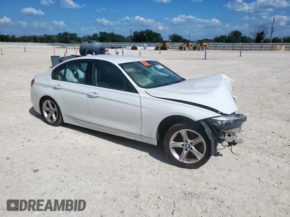 ✅ 2015 BMW 3 Series 328i xDrive • VIN: WBA3B5G53FNS17394 • Lot: 80571795. Wystawiony na Copart z przebiegiem Nie podano. Bezpłatny archiwum sprzedaży aukcyjnych z USA i szczegółowy raport historii pojazdu na DreamBid. Zdjęcie 4.