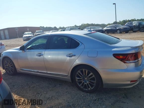 ✅ 2016 Lexus LS 460 • VIN: JTHBL5EF7G5141332 • Lot: 43207850. Listed on IAAI with 90,505 mi. Free auction sales archive from the USA and detailed vehicle history report at DreamBid. Image 14.