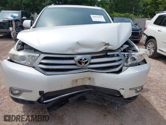✅ 2013 Toyota Highlander Plus • VIN: 5TDBK3EH7DS243892 • Lot: 42830358. Listed on IAAI with Not provided. Free auction sales archive from the USA and detailed vehicle history report at DreamBid. Image 6.