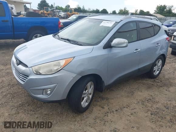 2013 Hyundai Tucson GLS z VIN KM8JU3AC6DU616931, wystawiony jako IAAI lot #42796281 z przebiegiem 137 699 mil mil oraz . Historia ofert i sprzedaży dostępna na DreamBid. Obrazek 2.