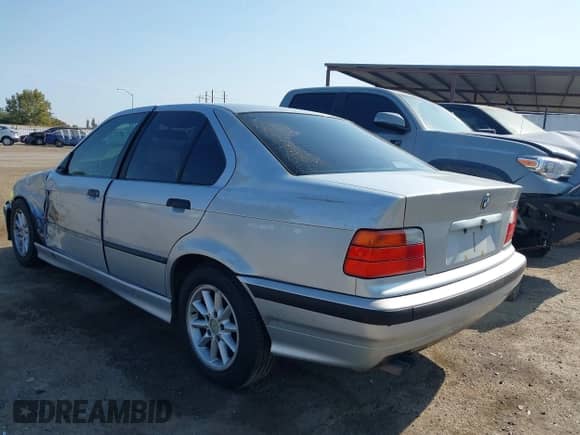 1998 BMW 3 Series 328i z VIN WBACD4323WAV57149, wystawiony jako IAAI lot #43190015 z przebiegiem 139 526 mil mil oraz . Historia ofert i sprzedaży dostępna na DreamBid. Obrazek 3.