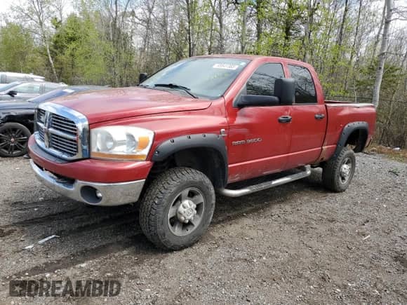 2006 Dodge 3500 SLT z VIN 3D7LX38C36G126808, wystawiony jako Copart lot #55841385 z przebiegiem 384 279 mil mil oraz Czysty tytuł • Clean title. Historia ofert i sprzedaży dostępna na DreamBid. Obrazek 1.