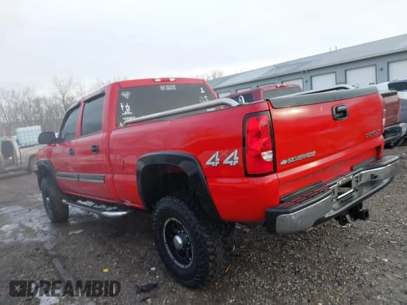✅ 2005 Chevrolet Silverado 2500HD LS • VIN: 1GCHK23U45F813790 • Lot: 41425184. Wystawiony na IAAI z przebiegiem 226 815 mil. Bezpłatny archiwum sprzedaży aukcyjnych z USA i szczegółowy raport historii pojazdu na DreamBid. Zdjęcie 3.