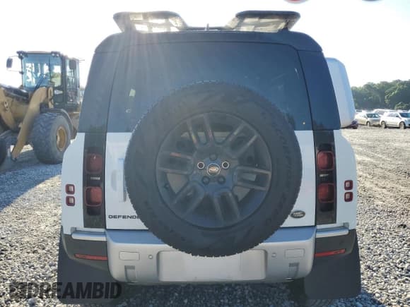 ✅ 2023 Land Rover Defender S • VIN: SALEJEEX8P2240782 • Lot: 65605195. Wystawiony na Copart z przebiegiem 33 991 mil. Bezpłatny archiwum sprzedaży aukcyjnych z USA i szczegółowy raport historii pojazdu na DreamBid. Zdjęcie 6.