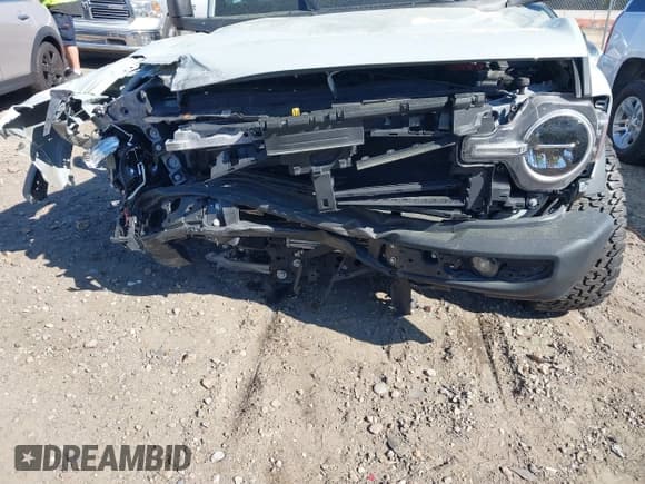 ✅ 2021 Ford Bronco • VIN: 1FMDE5BHXMLA84119 • Lot: 41891627. Wystawiony na IAAI z przebiegiem 28 318 mil. Bezpłatny archiwum sprzedaży aukcyjnych z USA i szczegółowy raport historii pojazdu na DreamBid. Zdjęcie 6.