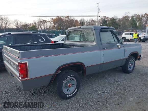 ✅ 1988 Dodge D/W 100 • VIN: 1B7FD04X9JS676023 • Lot: 40746708. Listed on IAAI with 98,215 mi. Free auction sales archive from the USA and detailed vehicle history report at DreamBid. Image 4.