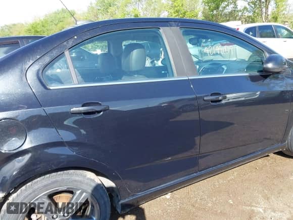 2015 Chevrolet Sonic RS z VIN 1G1JG5SB9F4119459, wystawiony jako IAAI lot #42144104 z przebiegiem 84 013 mil mil oraz . Historia ofert i sprzedaży dostępna na DreamBid. Obrazek 14.