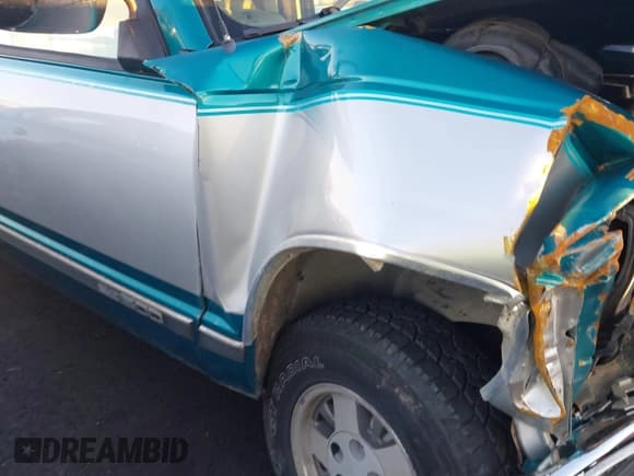 ✅ 1994 GMC Sierra 1500 • VIN: 1GTEC14K4RE537615 • Lot: 43588012. Listed on IAAI with 93,457 mi. Free auction sales archive from the USA and detailed vehicle history report at DreamBid. Image 17.