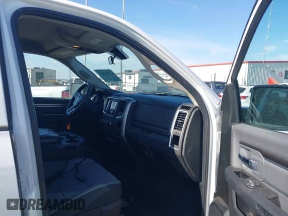 2024 Ram 1500 SLT z VIN 1C6RR7GG0RS156623, wystawiony jako IAAI lot #42702884 z przebiegiem 27 953 mil mil oraz . Historia ofert i sprzedaży dostępna na DreamBid. Obrazek 5.