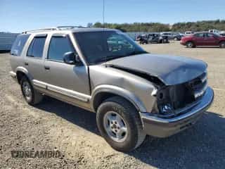 1998 Chevrolet Blazer LS z VIN 1GNDT13W6W2252953, wystawiony jako Copart lot #82567745 z przebiegiem Nie podano mil oraz Szkoda całkowita • Salvage title. Historia ofert i sprzedaży dostępna na DreamBid. Obrazek 4.