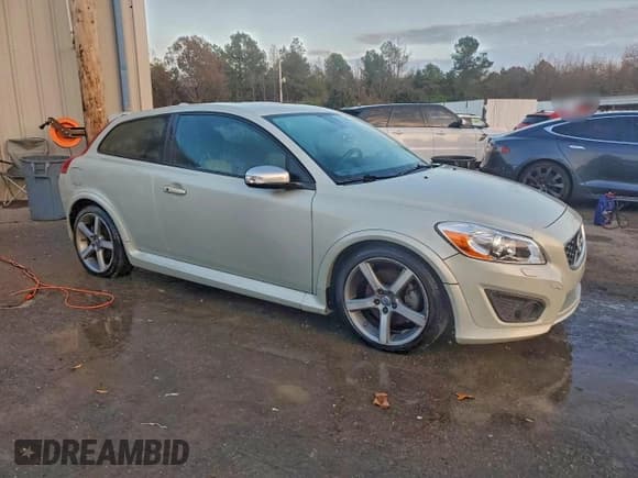 ✅ 2011 Volvo C30 • VIN: YV1672MK0B2239188 • Лот: 94183205. Опубликован ранее на Copart с пробегом 198 148 миль. Бесплатный доступ к архиву аукционных продаж из США и подробный отчёт об истории автомобиля на DreamBid. Изображение 4.