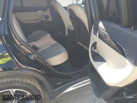 ✅ 2020 BMW X1 xDrive28i • VIN: WBXJG9C08L5P71820 • Lot: 43431393. Wystawiony na IAAI z przebiegiem 59 456 mil. Bezpłatny archiwum sprzedaży aukcyjnych z USA i szczegółowy raport historii pojazdu na DreamBid. Zdjęcie 8.