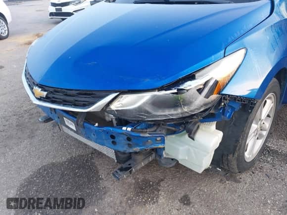 2018 Chevrolet Cruze LT z VIN 1G1BE5SM7J7207283, wystawiony jako IAAI lot #43382561 z przebiegiem 87 128 mil mil oraz . Historia ofert i sprzedaży dostępna na DreamBid. Obrazek 6.