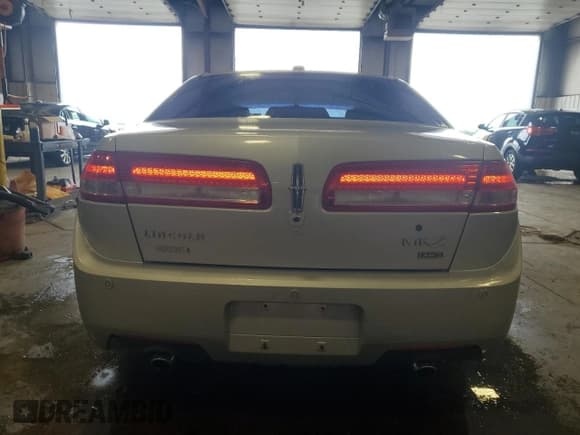 ✅ 2010 Lincoln MKZ • VIN: 3LNHL2JC1AR652797 • Lot: 68302295. Wystawiony na Copart z przebiegiem 137 181 mil. Bezpłatny archiwum sprzedaży aukcyjnych z USA i szczegółowy raport historii pojazdu na DreamBid. Zdjęcie 6.