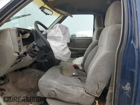 ✅ 1999 Chevrolet S-10 LS • VIN: 1GCCS14X4XK224441 • Lot: 49012415. Wystawiony na Copart z przebiegiem Nie podano. Bezpłatny archiwum sprzedaży aukcyjnych z USA i szczegółowy raport historii pojazdu na DreamBid. Zdjęcie 7.