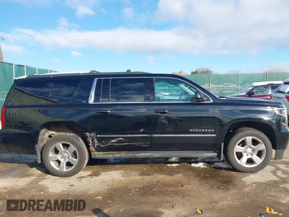 ✅ 2016 Chevrolet Suburban LT • VIN: 1GNSKHKC8GR267330 • Lot: 43673856. Wystawiony na IAAI z przebiegiem 192 936 mil. Bezpłatny archiwum sprzedaży aukcyjnych z USA i szczegółowy raport historii pojazdu na DreamBid. Zdjęcie 13.