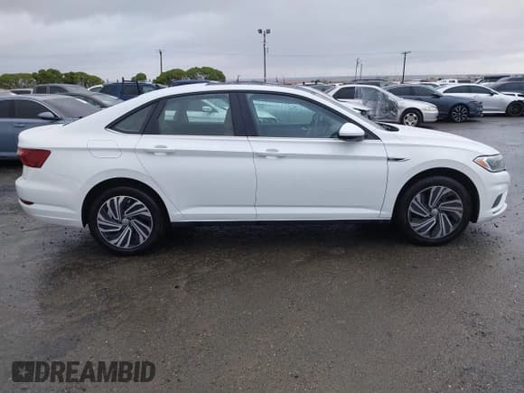✅ 2020 Volkswagen Jetta SEL • VIN: 3VWEB7BU3LM038359 • Lot: 41487080. Wystawiony na IAAI z przebiegiem 87 909 mil. Bezpłatny archiwum sprzedaży aukcyjnych z USA i szczegółowy raport historii pojazdu na DreamBid. Zdjęcie 13.